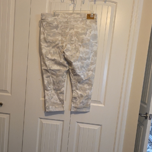 Signature by Levi Strauss Cream Camouflage Cropped Jeans - Picture 2 of 3